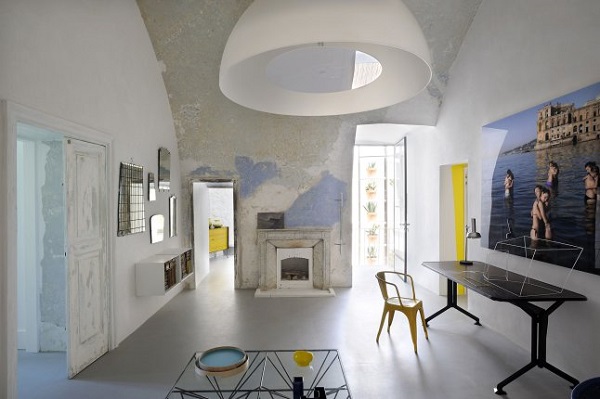 i miei preferiti della settimana #58: speciale estate - Capri Suites - living con antico scrittoio, sedia Tolix gialla e scultura di Antonio Sciortino